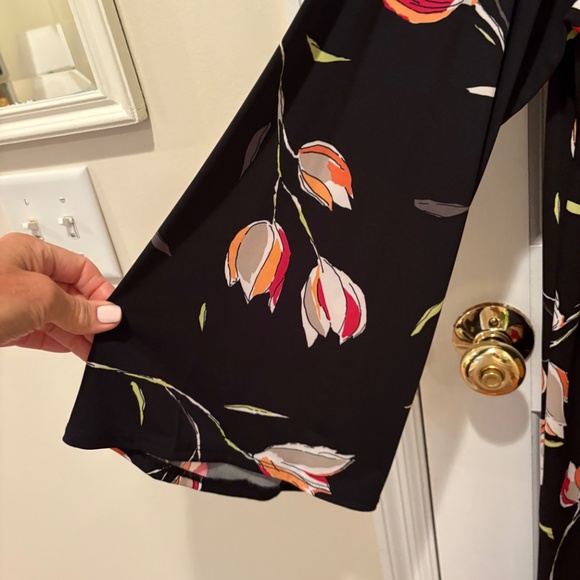 Black dress with fun floral pattern size XL. Cute fit - like new - Picture 3 of 6